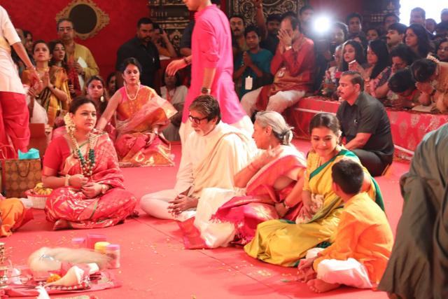 Kajol talks to her son. (Varinder Chawla) Kajol talks to her son. (Varinder Chawla)