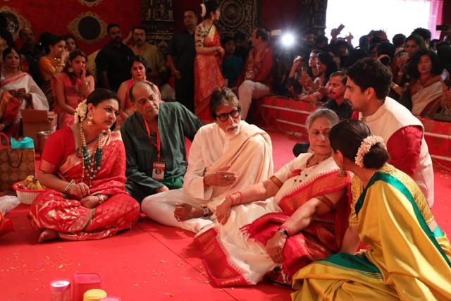 Amitabh Bachchan, Jaya Bachchan chat with Kajol and Ayan Mukerji at the pandal. (Varinder Chawla) Amitabh Bachchan, Jaya Bachchan chat with Kajol and Ayan Mukerji at the pandal. (Varinder Chawla)