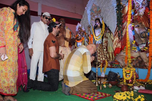 Hrithik Roshan and dad Rakesh Roshan seek blessings during Durga Puja. (Varinder Chawla) Hrithik Roshan and dad Rakesh Roshan seek blessings during Durga Puja. (Varinder Chawla)