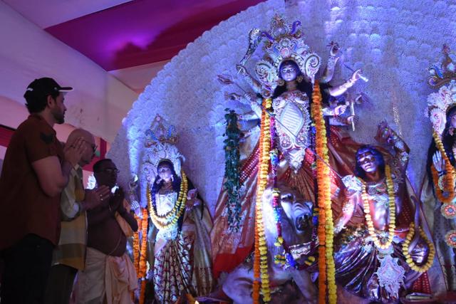 Hrithik Roshan and dad Rakesh Roshan attend Durga Puja festivities. (Varinder Chawla) Hrithik Roshan and dad Rakesh Roshan attend Durga Puja festivities. (Varinder Chawla)