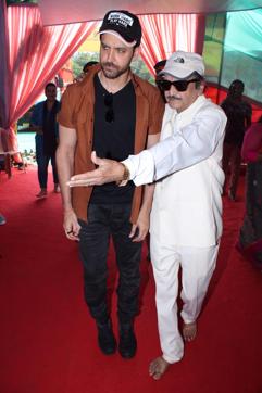Hrithik Roshan visits Durga Puja pandal. (Varinder Chawla) Hrithik Roshan visits Durga Puja pandal. (Varinder Chawla)
