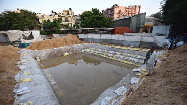 An artificial pond for Durga Puja idol immersion at Greater Kailash II, New Delhi. (Burhaan Kinu / HT Photo ) An artificial pond for Durga Puja idol immersion at Greater Kailash II, New Delhi. (Burhaan Kinu / HT Photo )