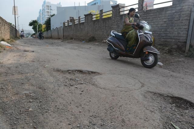 Monsoons have exposed poor roads in Wadgaonsheri. (Shankar Narayan/HT PHOTO)