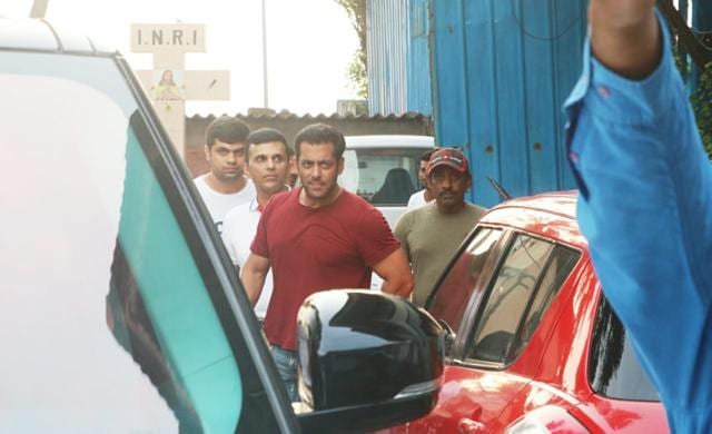 Salman Khan spotted in Bandra. (Varinder Chawla) Salman Khan spotted in Bandra. (Varinder Chawla)