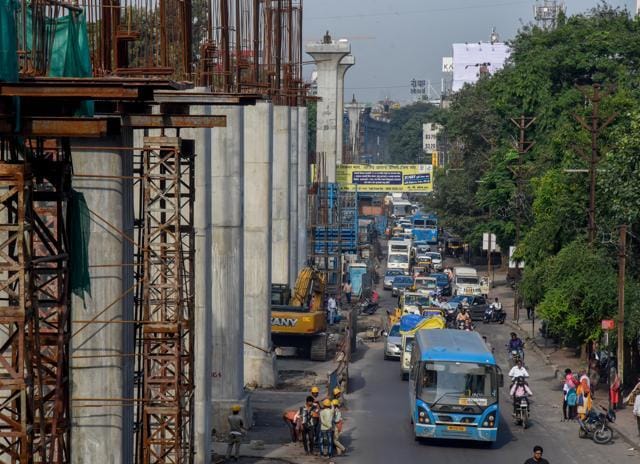 Metro work has thrown trqaffic out of gear in Kothrud. (Sanket Wankhade/HT PHOTO)