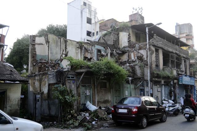 Old wadas crumbling across Kasba peth have to be dealt with. (Ravindra Joshi/HT PHOTO)