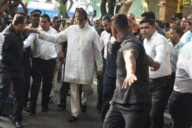 Amitabh Bachchan greets fans at his residence. (Varinder Chawla) Amitabh Bachchan greets fans at his residence. (Varinder Chawla)