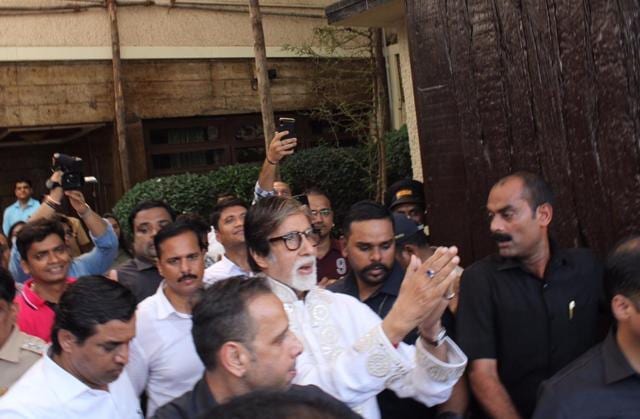Amitabh Bachchan greets fans outside Jalsa. (Varinder Chawla) Amitabh Bachchan greets fans outside Jalsa. (Varinder Chawla)