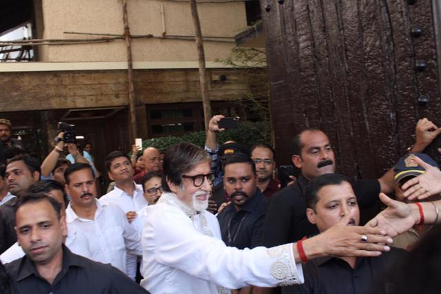 Amitabh Bachchan shakes hands with a fan. (Varinder Chawla) Amitabh Bachchan shakes hands with a fan. (Varinder Chawla)