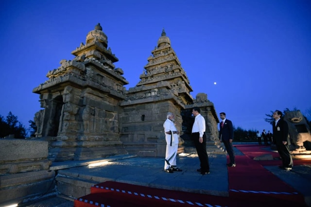 PM Narendra Modi and Chinese President Xi Jinping continue their conversation against the backdrop of Shore temple, the last of the monuments visited by the two leaders in Mamallapuram today. The temple is one of the oldest in southern India. (Photo: MEAIndia/ Twitter) PM Narendra Modi and Chinese President Xi Jinping continue their conversation against the backdrop of Shore temple, the last of the monuments visited by the two leaders in Mamallapuram today. The temple is one of the oldest in southern India. (Photo: MEAIndia/ Twitter)
