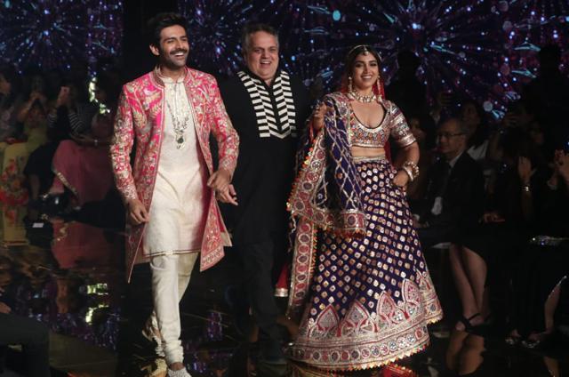 Kartik Aaryan and Bhumi Pednekar walk the ramp in Mumbai. (Varinder Chawla) Kartik Aaryan and Bhumi Pednekar walk the ramp in Mumbai. (Varinder Chawla)