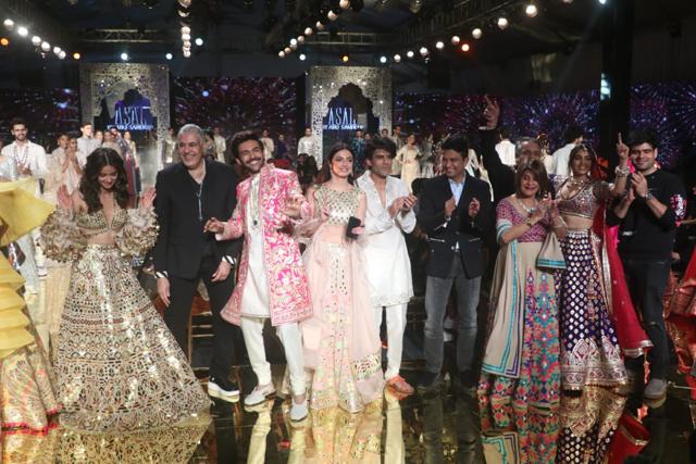 The actors shake a leg on the ramp. The actors shake a leg on the ramp.
