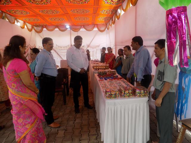 Disabled students of Pune Sevasadan Society solfd diyas and lanterns at an exhibition. (HT/PHOTO)
