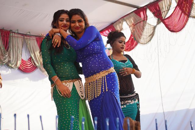 The girls know how to deal with men who can’t behave. “We signal our husbands who call the policemen. They come and throw out the rowdies,” says Pinky. (Photo: Gokul VS/Hindustan Times)