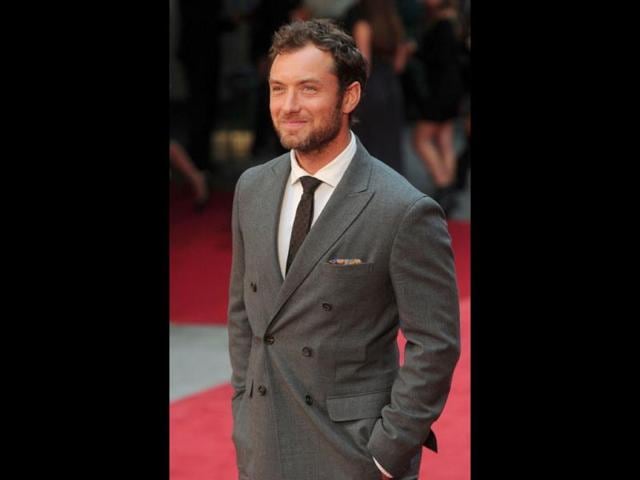 Jude Law poses at the red carpet during the premiere! (AFP Photo) Jude Law poses at the red carpet during the premiere! (AFP Photo)