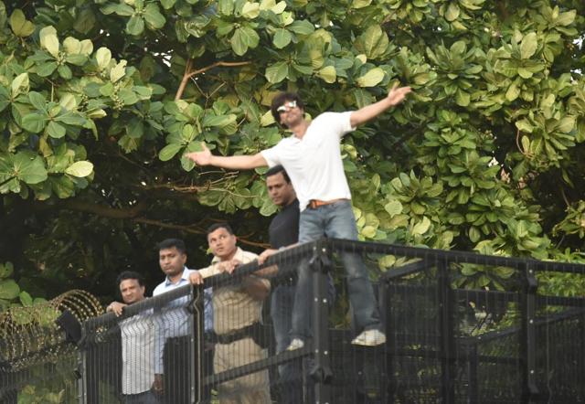 Shah Rukh Khan strikes his signature pose. (Varinder Chawla) Shah Rukh Khan strikes his signature pose. (Varinder Chawla)