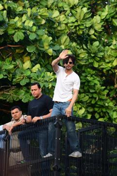 Shah Rukh Khan celebrates his 54th birthday with fans as he greets them outside Mannat. (Varinder Chawla) Shah Rukh Khan celebrates his 54th birthday with fans as he greets them outside Mannat. (Varinder Chawla)