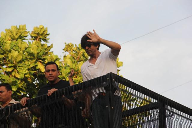 Shah Rukh Khan waves at fans. (Varinder Chawla) Shah Rukh Khan waves at fans. (Varinder Chawla)