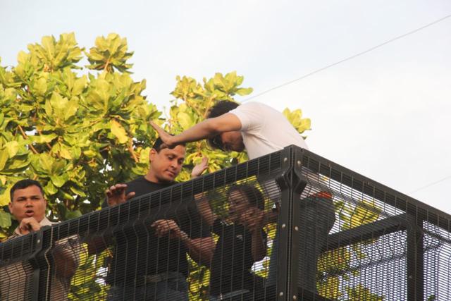 Shah Rukh Khan celebrates his 54th birthday with fans. (Varinder Chawla) Shah Rukh Khan celebrates his 54th birthday with fans. (Varinder Chawla)