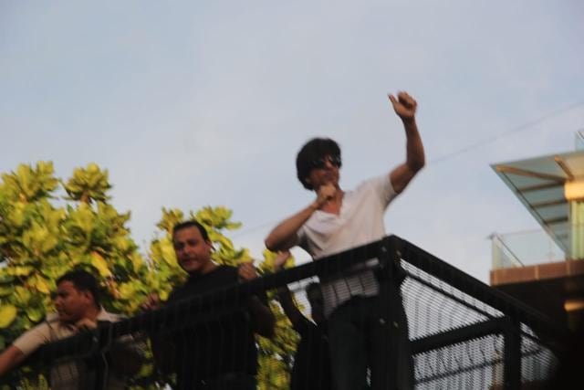 Shah Rukh Khan greets fans outside his Mumbai residence, Mannat. (Varinder Chawla) Shah Rukh Khan greets fans outside his Mumbai residence, Mannat. (Varinder Chawla)