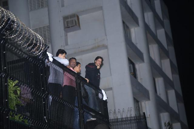 Shah Rukh Khan appears in his balcony at midnight to meet his fans. Shah Rukh Khan appears in his balcony at midnight to meet his fans.