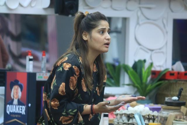 She even went to Arti, who advised her to mend her friendship with Sidharth.