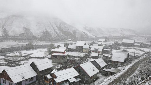 The upper reaches of Kashmir received fresh snowfall while rains lashed plains bringing the mercury down in the valley. (Photo by Waseem Andrabi / Hindustan Times) (Waseem Andrabi / HT Photo ) The upper reaches of Kashmir received fresh snowfall while rains lashed plains bringing the mercury down in the valley. (Photo by Waseem Andrabi / Hindustan Times) (Waseem Andrabi / HT Photo )