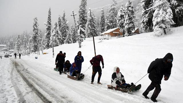 Tourists enjoying the sleigh ride during the first snowfall of the season in Gulmarg on Wednesday. (ANI Photo ) Tourists enjoying the sleigh ride during the first snowfall of the season in Gulmarg on Wednesday. (ANI Photo )