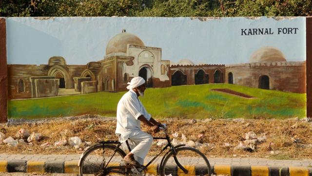 The murals are a result of a beautification drive undertaken by the district administration, under which the dull facade of walls across the city have been transformed into a colourful palette that highlight the history and heritage of the state. (Parveen Kuamar / HT Photo ) The murals are a result of a beautification drive undertaken by the district administration, under which the dull facade of walls across the city have been transformed into a colourful palette that highlight the history and heritage of the state. (Parveen Kuamar / HT Photo )