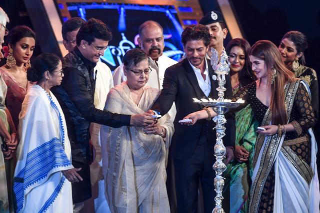 Bollywood actor Shah Rukh Khan (C-R) lights up the traditional lamp as West Bengal chief minister Mamata Banerjee (2L) looks on during the inauguration of the 25th Kolkata International Film Festival in Kolkata . (AFP) Bollywood actor Shah Rukh Khan (C-R) lights up the traditional lamp as West Bengal chief minister Mamata Banerjee (2L) looks on during the inauguration of the 25th Kolkata International Film Festival in Kolkata . (AFP)