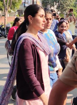 Actors Kareena Kapoor Khan and Aamir Khan, flanked by fans during shooting for their new movie Laal Singh Chaddha at Sector 48, Chandigarh, on Sunday. They left for Rupnagar after wrapping up the three-day shoot in the city. (HT PHOTO) Actors Kareena Kapoor Khan and Aamir Khan, flanked by fans during shooting for their new movie Laal Singh Chaddha at Sector 48, Chandigarh, on Sunday. They left for Rupnagar after wrapping up the three-day shoot in the city. (HT PHOTO)