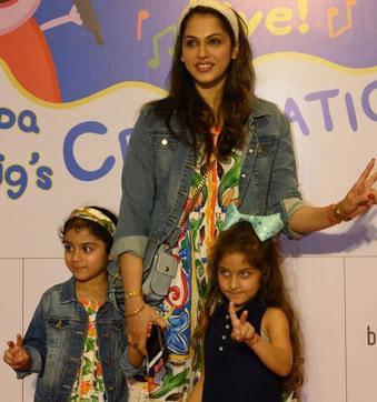 Isha Koppikar with her kids. Isha Koppikar with her kids.