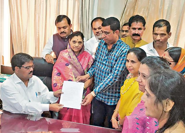 Bharatiya Janata Party’s Mai Dhore (second from left) and Tushar Hinge (third from left) filed their nominations for PCMC mayor’s and deputy mayor’s post respectively. (HT/PHOTO) Bharatiya Janata Party’s Mai Dhore (second from left) and Tushar Hinge (third from left) filed their nominations for PCMC mayor’s and deputy mayor’s post respectively. (HT/PHOTO)