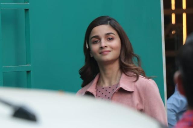 Alia Bhatt spotted in Mumbai. (Varinder Chawla ) Alia Bhatt spotted in Mumbai. (Varinder Chawla )