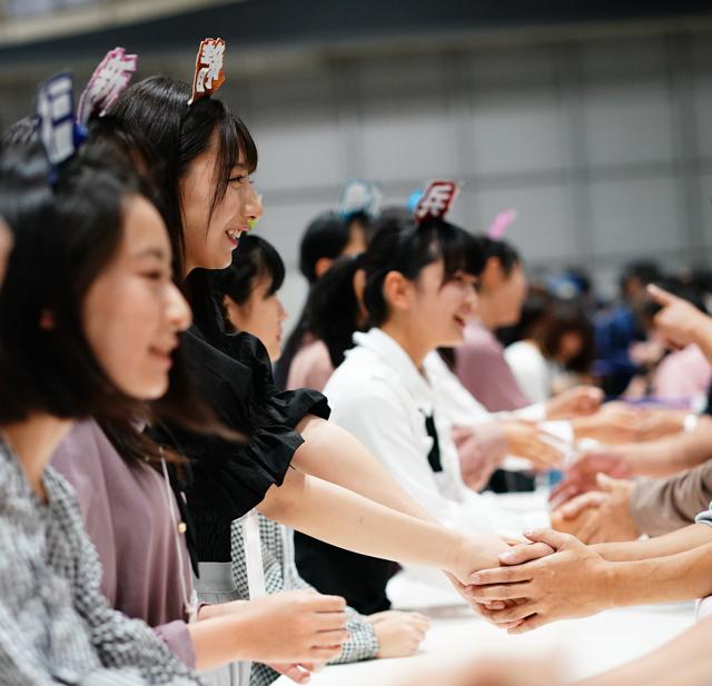 The bands’ popularity is driven, in large part, by their approachability. At handshake events, held regularly, fans get to meet their idols up-close. (AKS) The bands’ popularity is driven, in large part, by their approachability. At handshake events, held regularly, fans get to meet their idols up-close. (AKS)