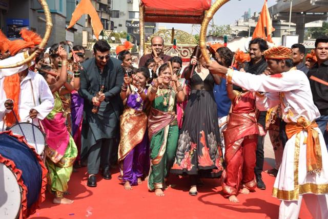 Arjun and Kriti dance as they arrive for Panipat song launch. (Varinder Chawla) Arjun and Kriti dance as they arrive for Panipat song launch. (Varinder Chawla)