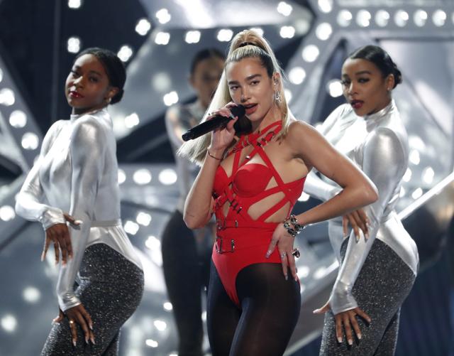 American Music Awards 2019 Selena Gomez Returns To Stage After 2 Years Dua Lipa Anwar Hadid Kiss On Red Carpet Hindustan Times Dua lipa, the chainsmokers, martin garrix song style (andre. american music awards 2019 selena