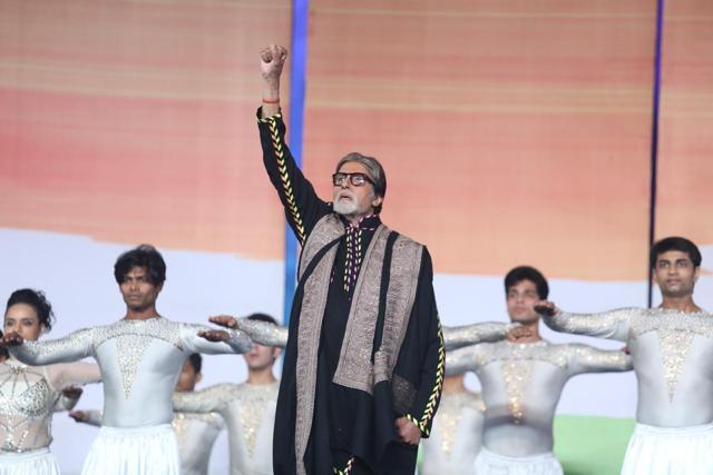 Amitabh Bachchan performs at Gateway of India in Mumbai on Tuesday. (Varinder Chawla) Amitabh Bachchan performs at Gateway of India in Mumbai on Tuesday. (Varinder Chawla)