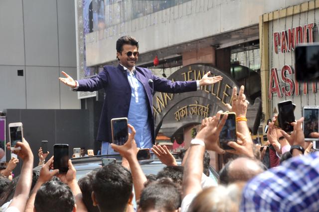Anil Kapoor greets his fans during inauguration of a showroom on Laxmi Road in Pune. (HT Photo)