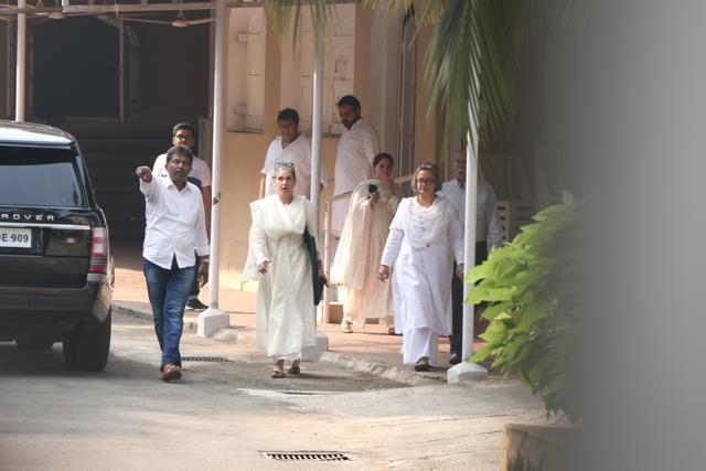 Dimple Kapadia at the funeral. (Varinder Chawla)