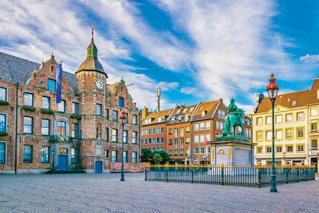 Right in the middle of the historic Marktplatz the statue of Jan Wellem makes for an arresting site (Shutterstock) Right in the middle of the historic Marktplatz the statue of Jan Wellem makes for an arresting site (Shutterstock)