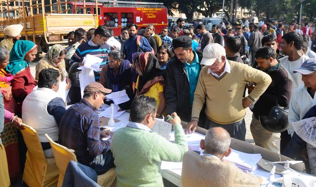 Vendors queuing up for registration with MC at the Sector 15 vending zone in Chandigarh on Friday. (Anil Dayal/HT) Vendors queuing up for registration with MC at the Sector 15 vending zone in Chandigarh on Friday. (Anil Dayal/HT)