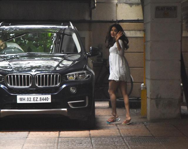 Janhvi Kapoor waves to the paparazzi. (Varinder Chawla) Janhvi Kapoor waves to the paparazzi. (Varinder Chawla)