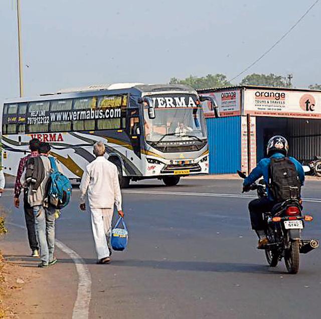 Blind spot at near Sangamwadi bus parking (Sanket Wankhade/HT PHOTO)