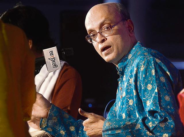 Vocalist Girish Sanzgiri, protege of Pandit Firoz Dastur opened the festival with a mesmerising performance. (Ravindra Joshi/HT PHOTO)