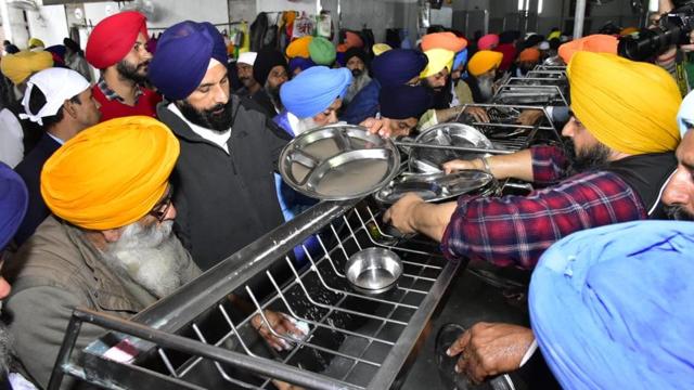 Shiromani Akali Dal leader and former Punjab revenue minister Bikram Singh Majithia doing voluntary service at the Golden Temple on Thursday. (Sameer Sehgal/HT) Shiromani Akali Dal leader and former Punjab revenue minister Bikram Singh Majithia doing voluntary service at the Golden Temple on Thursday. (Sameer Sehgal/HT)