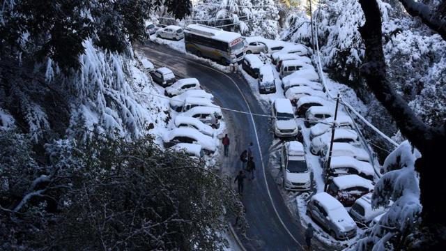 Vehicles parked on the roadside between Shimla and Kufri after heavy snowfall overnight. (Deepak Sansta/HT) Vehicles parked on the roadside between Shimla and Kufri after heavy snowfall overnight. (Deepak Sansta/HT)