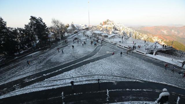 A panoramic view of the Ridge in Shimla on Saturday morning as the sun appeared shining bright on the horizon. (Deepak Sansta/HT) A panoramic view of the Ridge in Shimla on Saturday morning as the sun appeared shining bright on the horizon. (Deepak Sansta/HT)