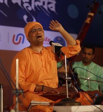 Swami Kripakranand performs at the Sawai Ghandharva Mohotsav on Saturday. (Rahul Raut/HT PHOTO)