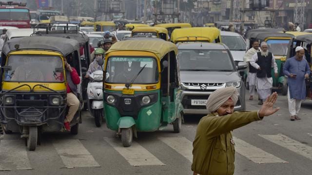A policeman regulating traffic in Ludhiana on Saturday. (Gurpreet Singh/HT)